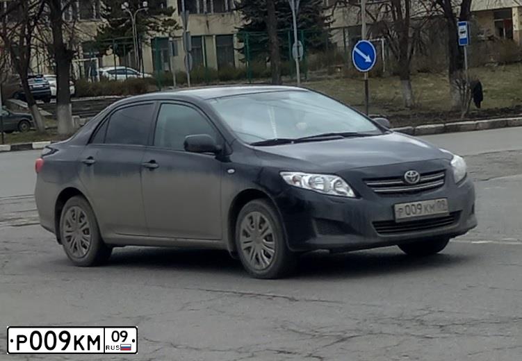 Фото автомобиля TOYOTA COROLLA, 2008 — госномер Р009КМ09. Цвет: ЧЕРНЫЙ