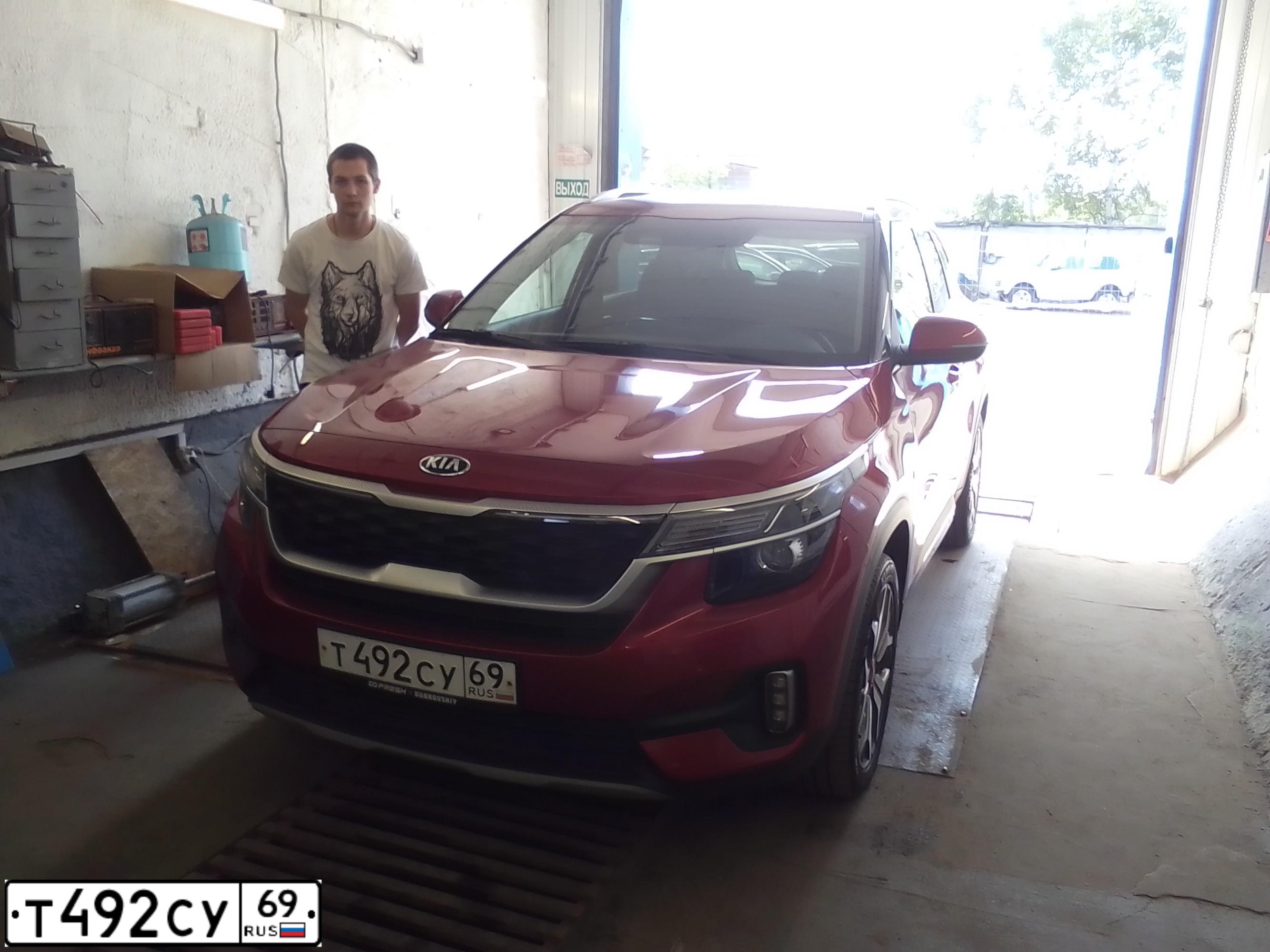 Фото автомобиля KIA SELTOS, 2020 — госномер О696ХА196. Цвет: Красный