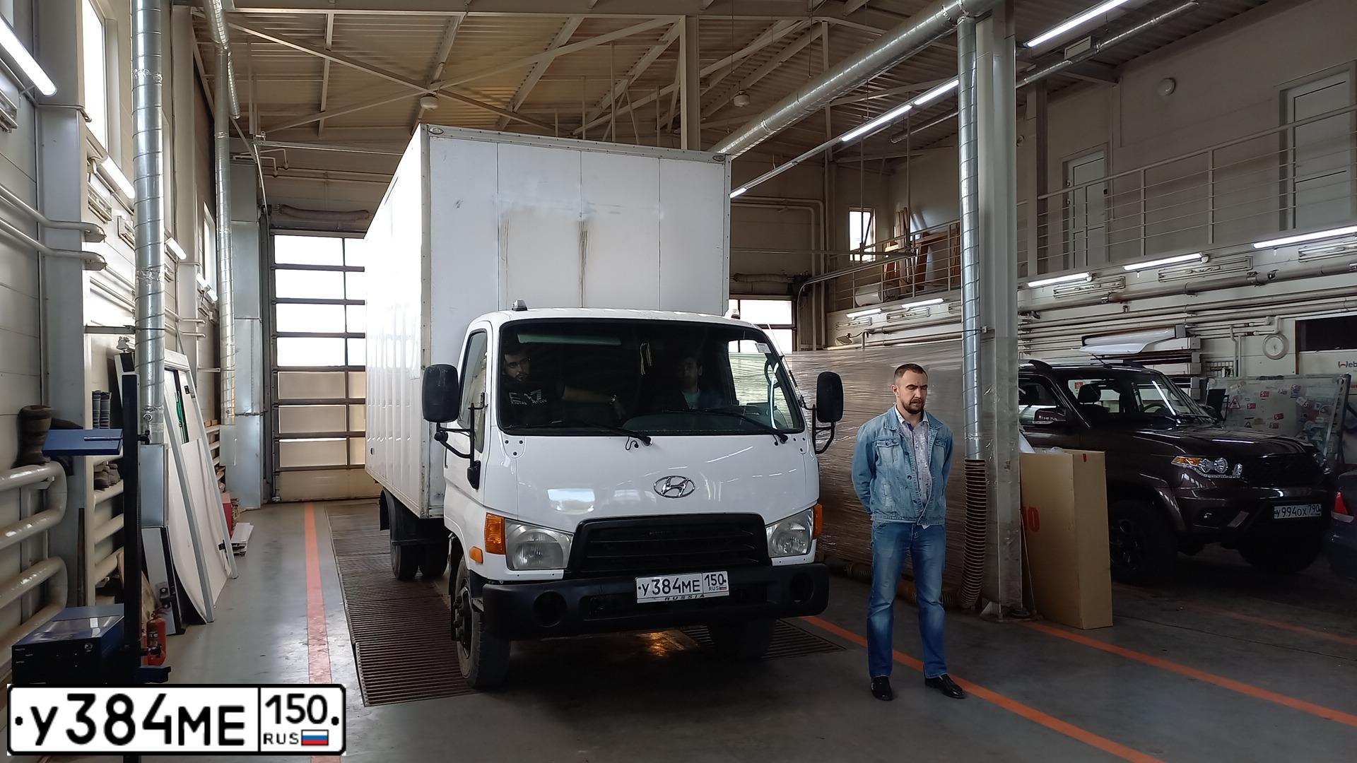 Фото автомобиля HYUNDAI HD-SERIE, 2008 — госномер У384МЕ150. Цвет: Белый