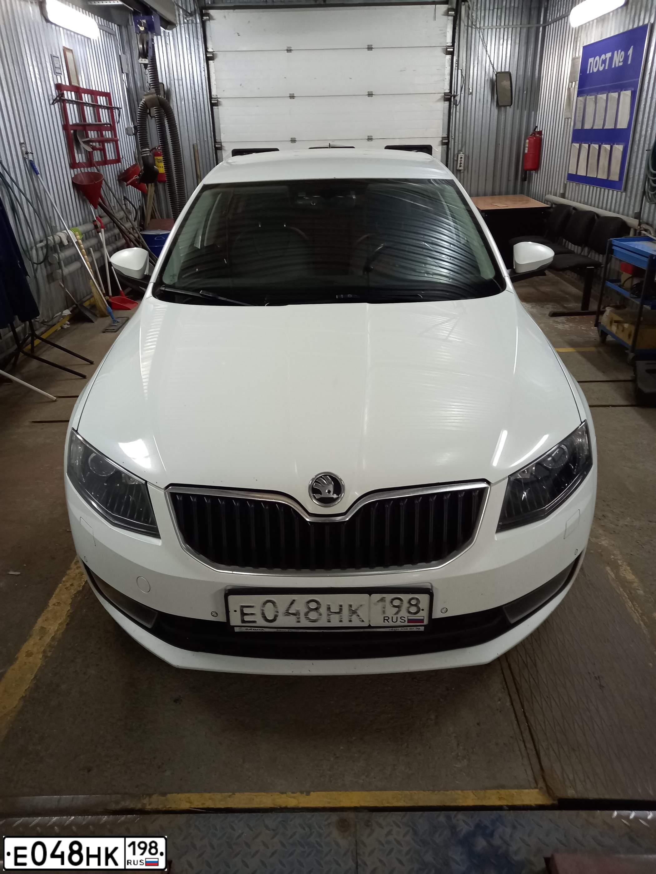 Фото автомобиля SKODA OCTAVIA, 2016 — госномер Е280МЕ147. Цвет: Белый