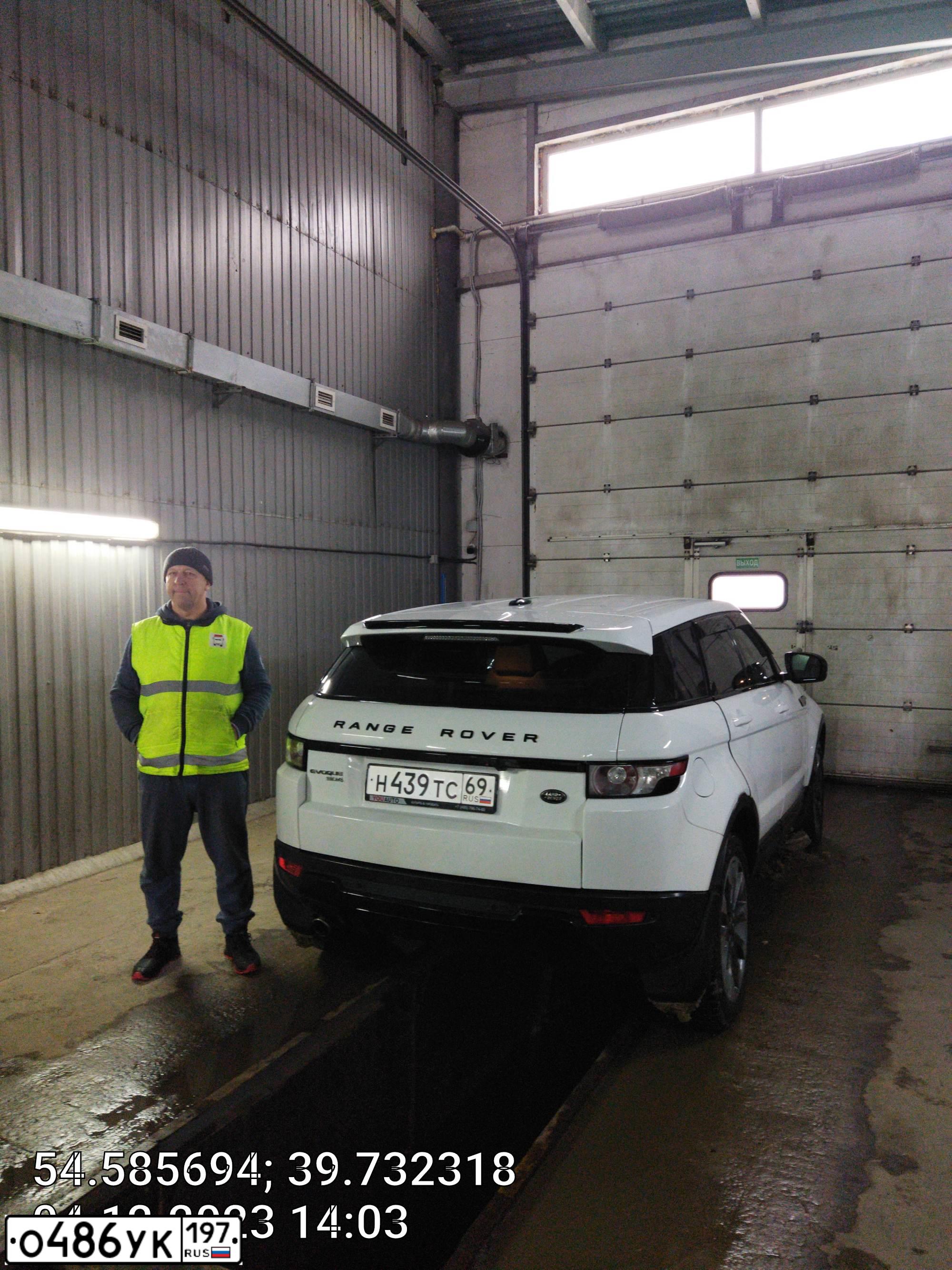 Фото автомобиля LANDROVER RANGE ROVER EVOQUE, 2012 — госномер У585ТХ62. Цвет: БЕЛЫЙ ЯРКИЙ