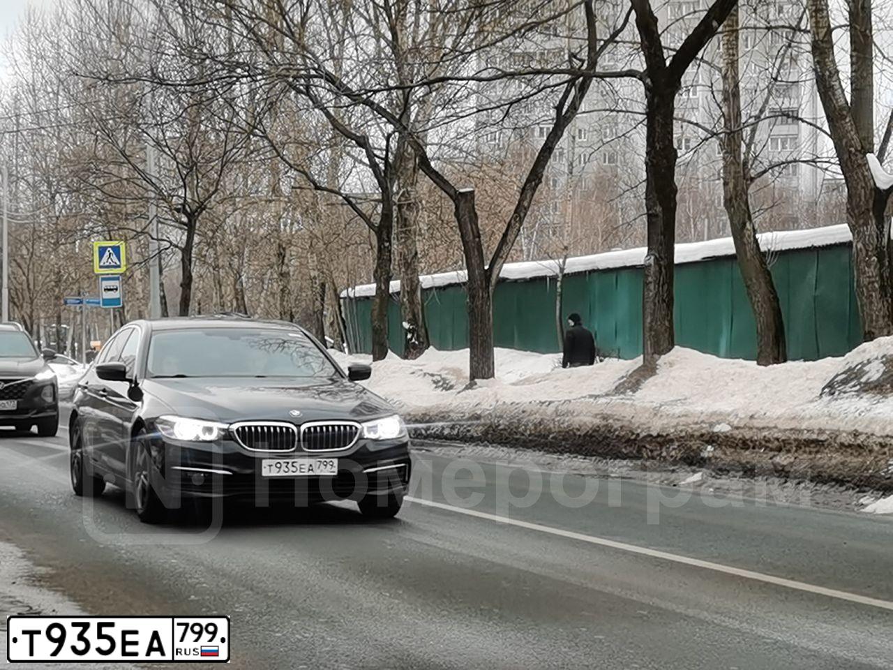 Фото автомобиля BMW SERIE 5, 2018 — госномер Т935ЕА799. Цвет: ЧЕРНЫЙ