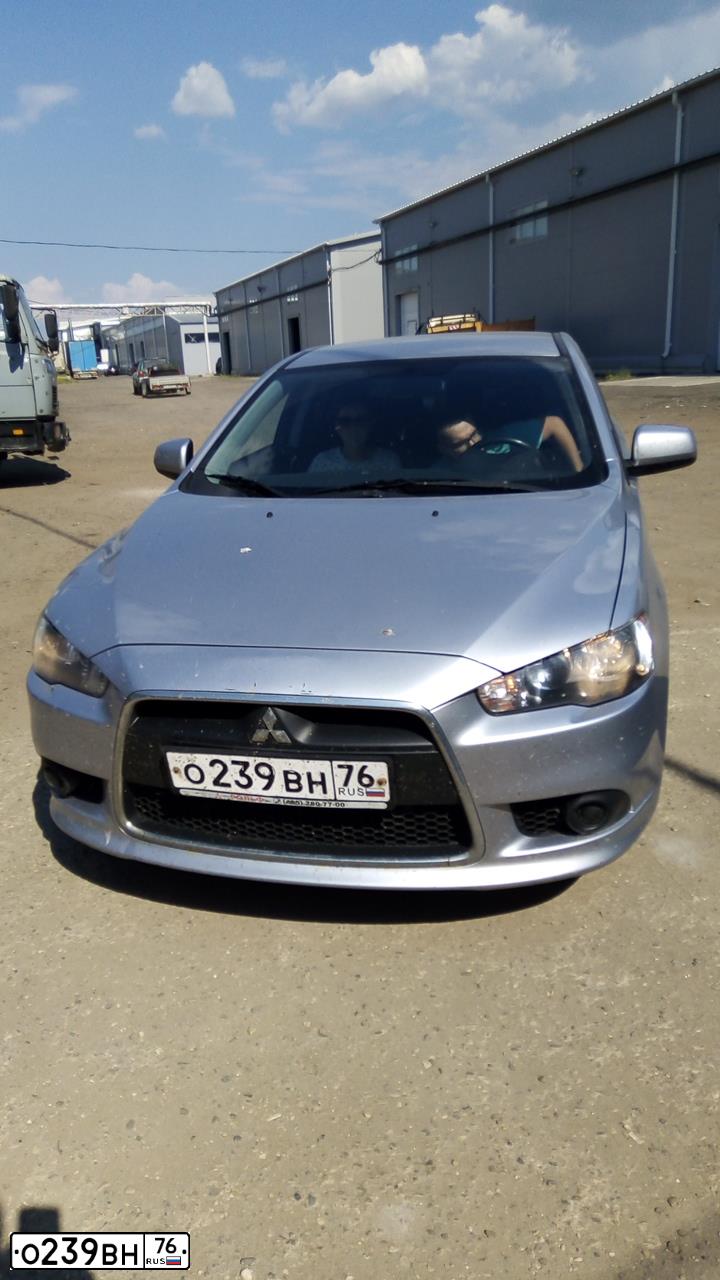 Фото автомобиля MITSUBISHI LANCER, 2011 — госномер О239ВН76. Цвет: СВЕТЛО-СЕРЫЙ