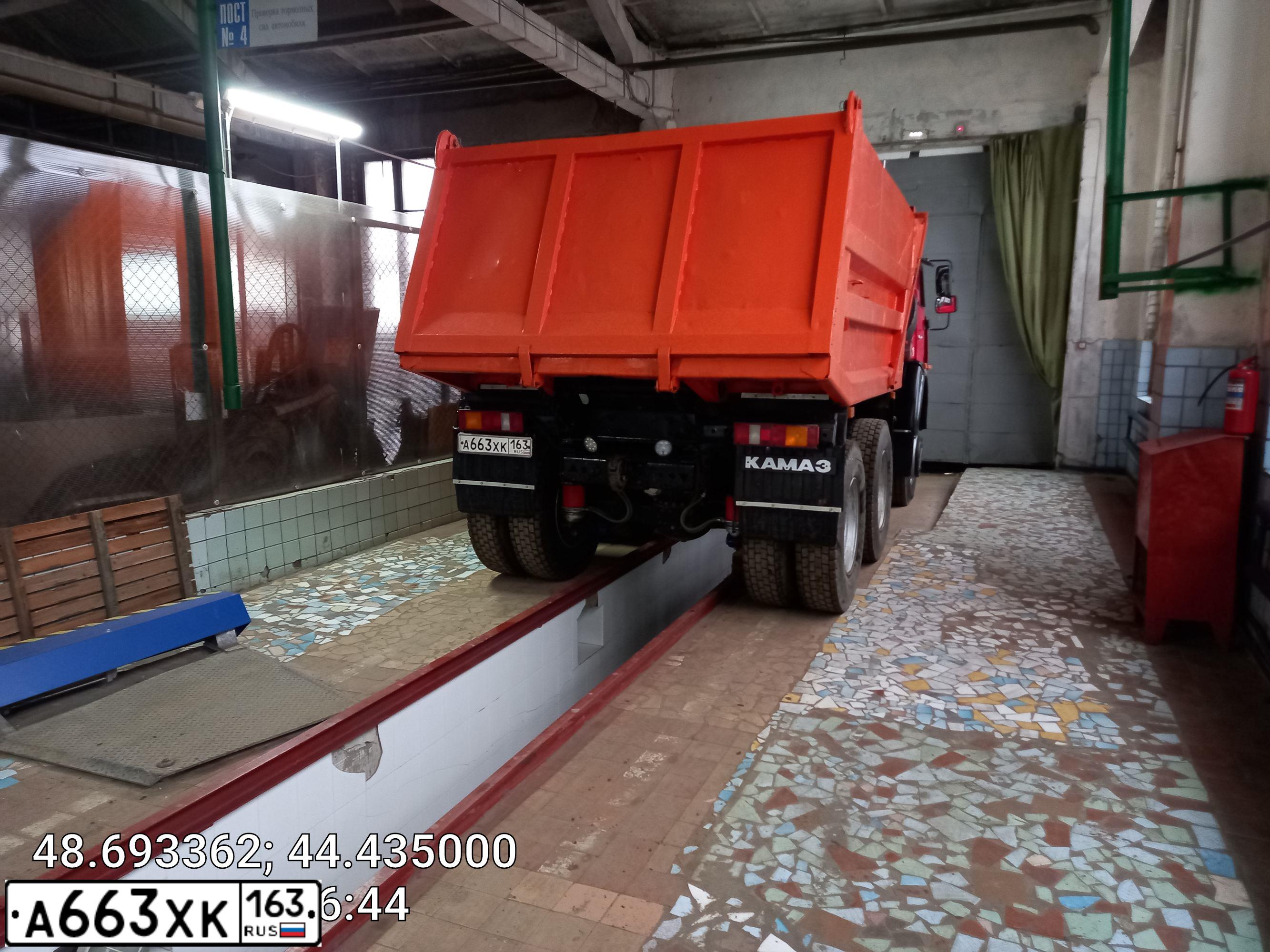 Фото автомобиля KAMAZ 55111 /6X4/, 1990 — госномер А663ХК163. Цвет: Красный
