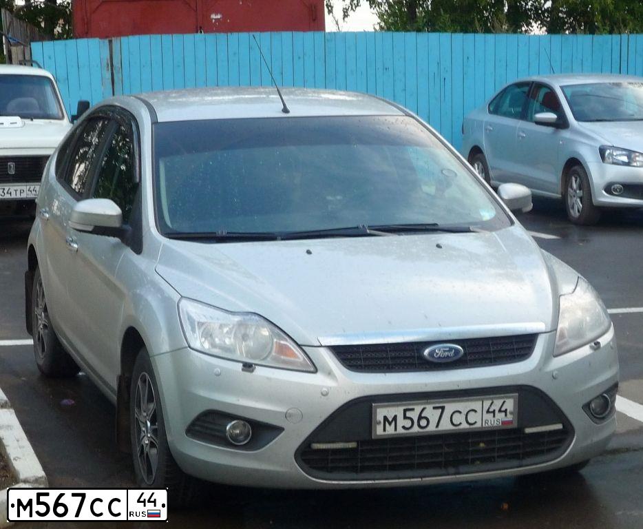 Фото автомобиля FORD FOCUS, 2009 — госномер Х135КО76. Цвет: серебристый