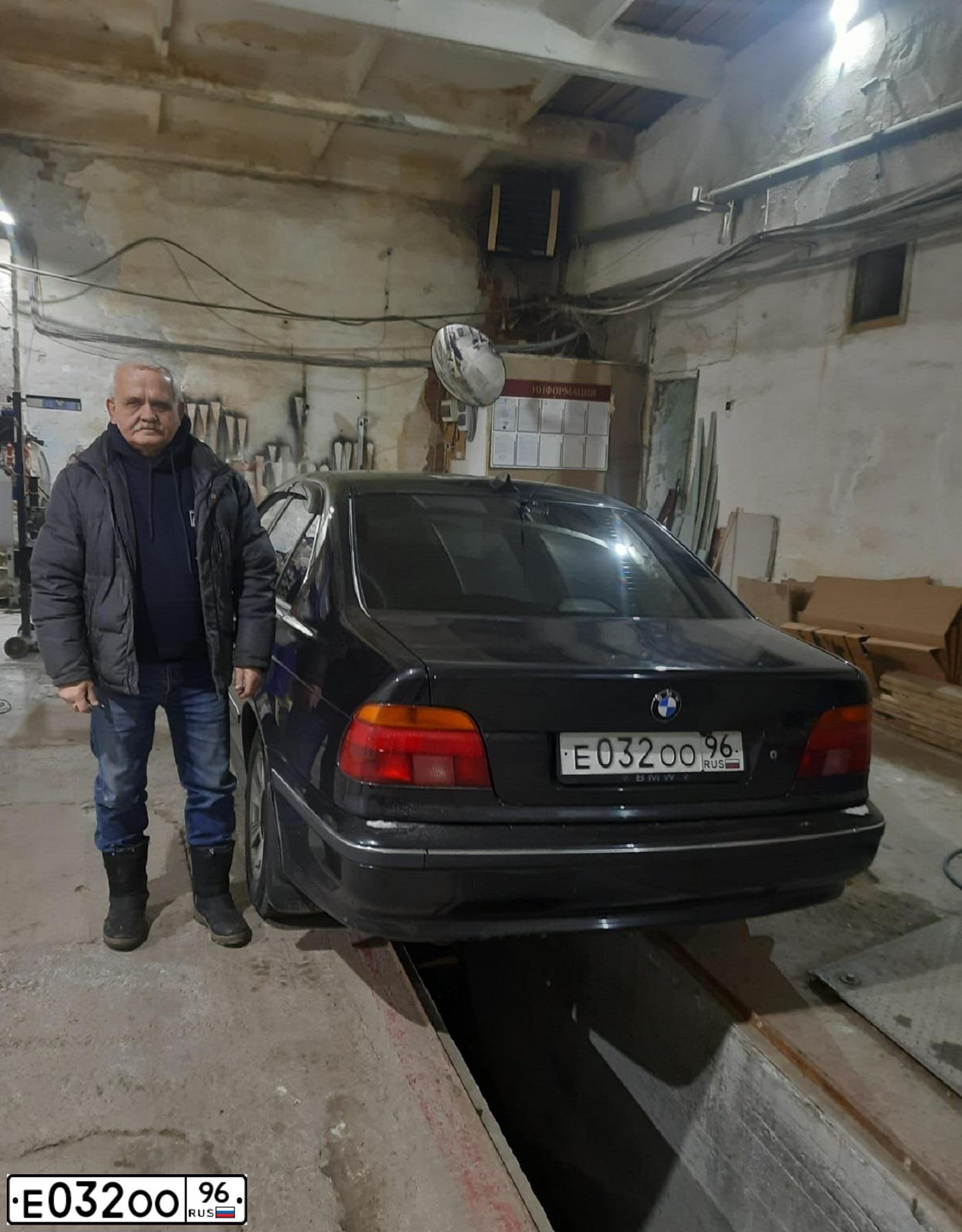 Фото автомобиля BMW SERIE 5, 1998 — госномер Е032ОО96. Цвет: ЧЕРНЫЙ