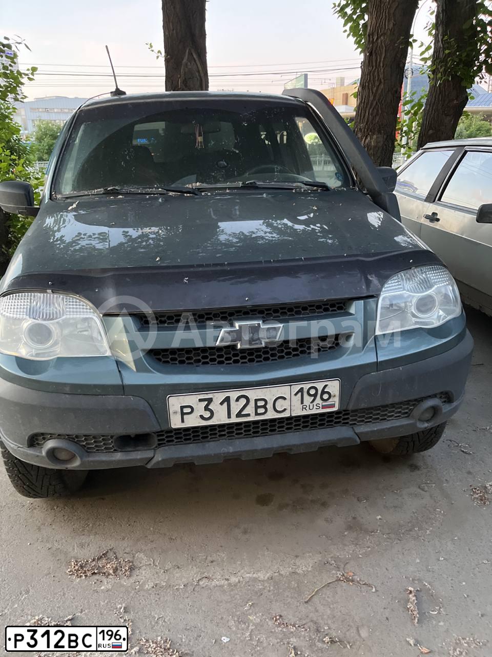 Фото автомобиля CHEVROLET NIVA, 2013 — госномер К256КА147. Цвет: СЕРО-ЗЕЛЕНЫЙ