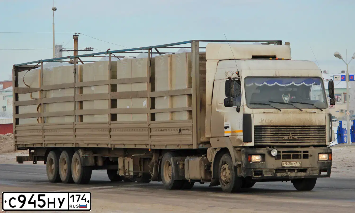 Фото автомобиля MAZ 5440 /4X2/, 2011 — госномер С945НУ174. Цвет: Белый