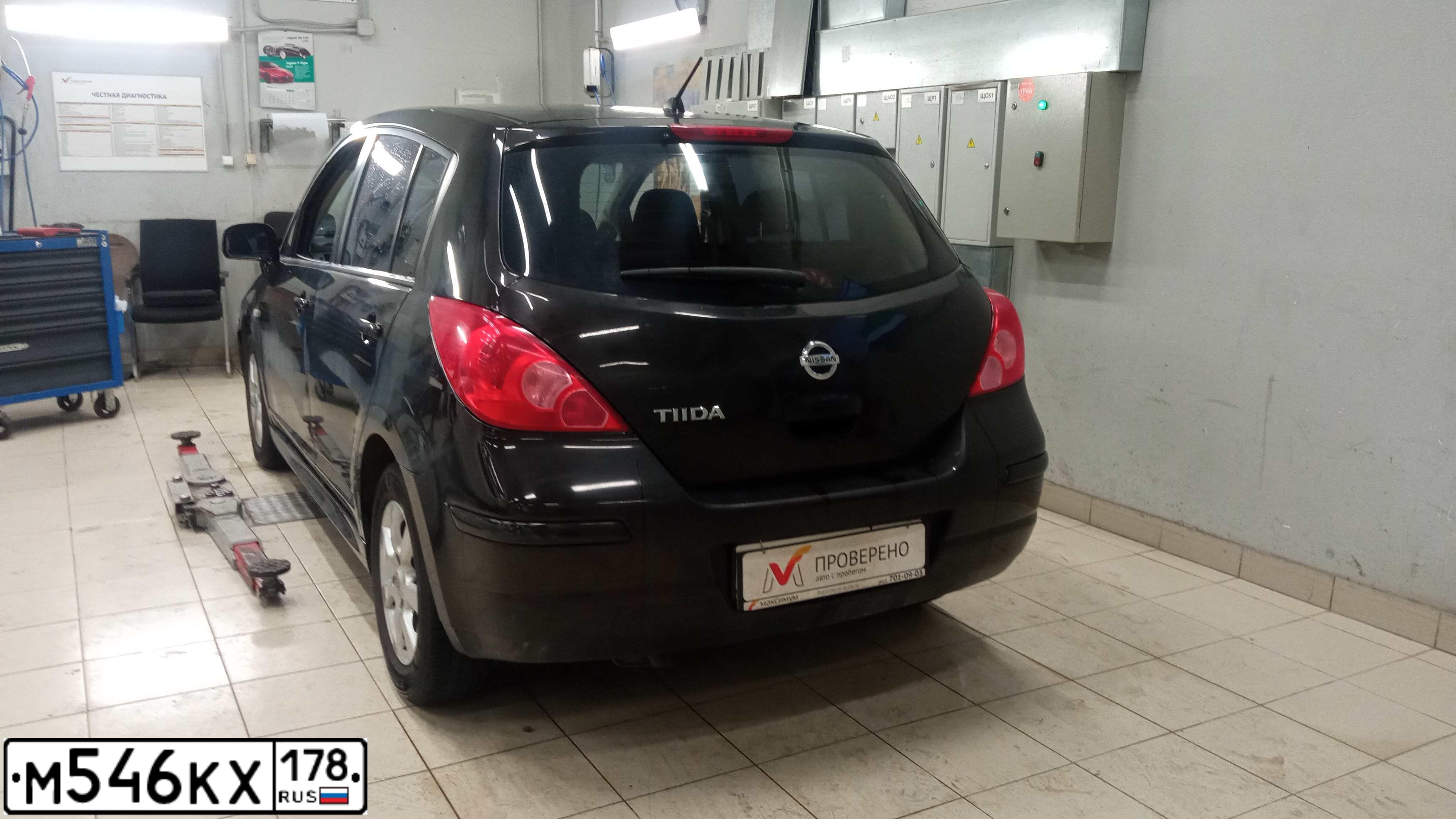 Фото автомобиля NISSAN TIIDA, 2011 — госномер В028СН09. Цвет: Коричневый