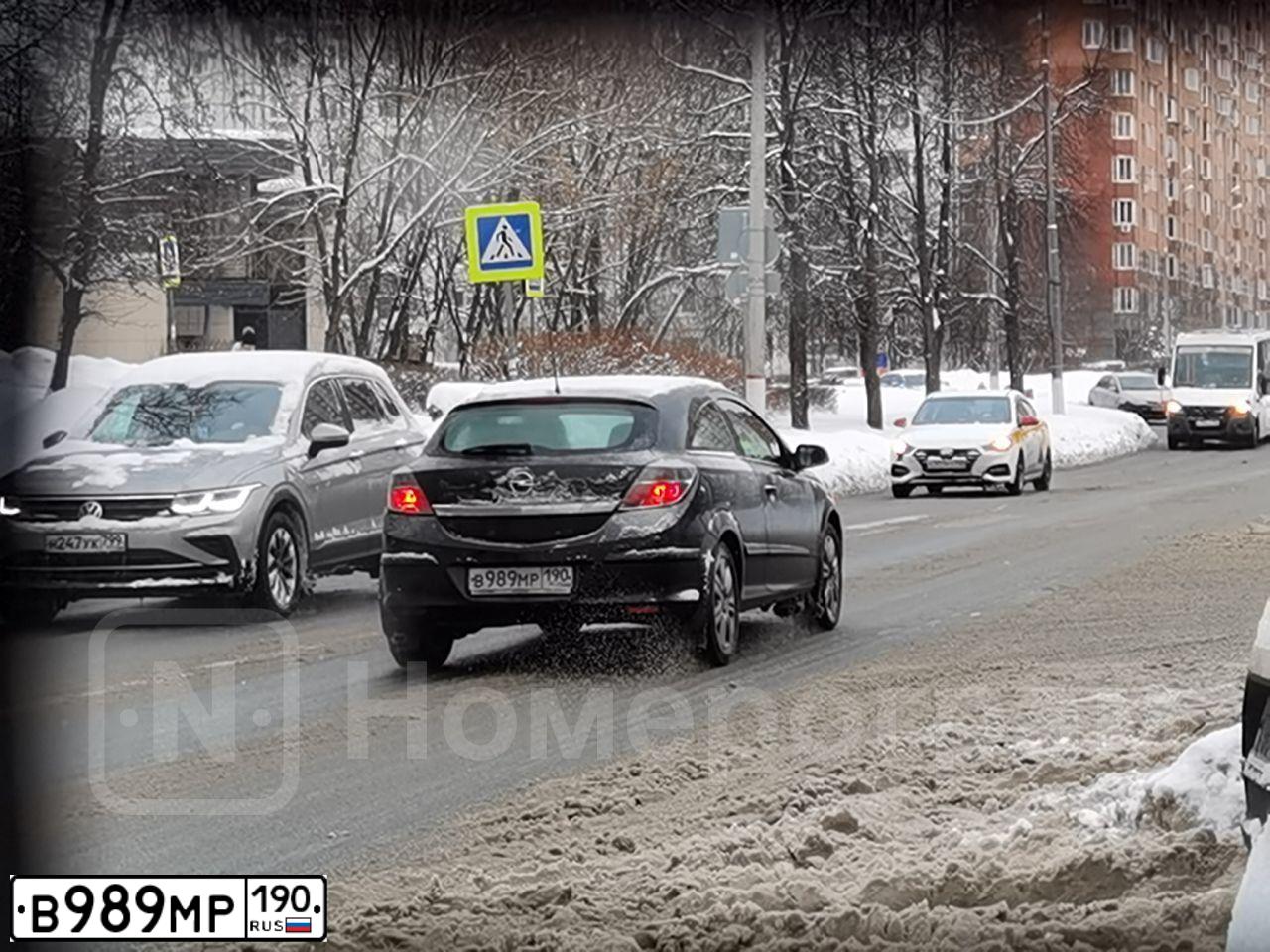 Фото автомобиля OPEL ASTRA, 2008 — госномер В989МР190. Цвет: ЧЕРНЫЙ