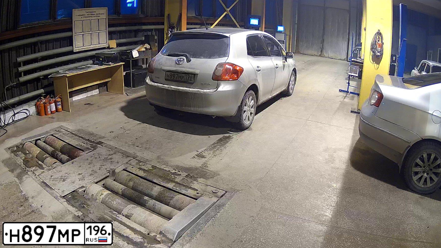 Фото автомобиля TOYOTA AURIS, 2008 — госномер Н897МР196. Цвет: Серебристый