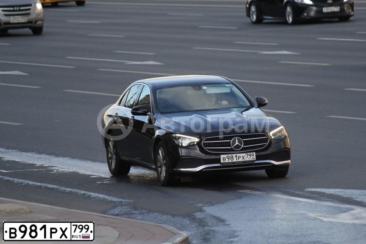 Фото автомобиля MERCEDES E-KLASSE, 2020 — госномер В981РХ799. Цвет: ЧЕРНЫЙ