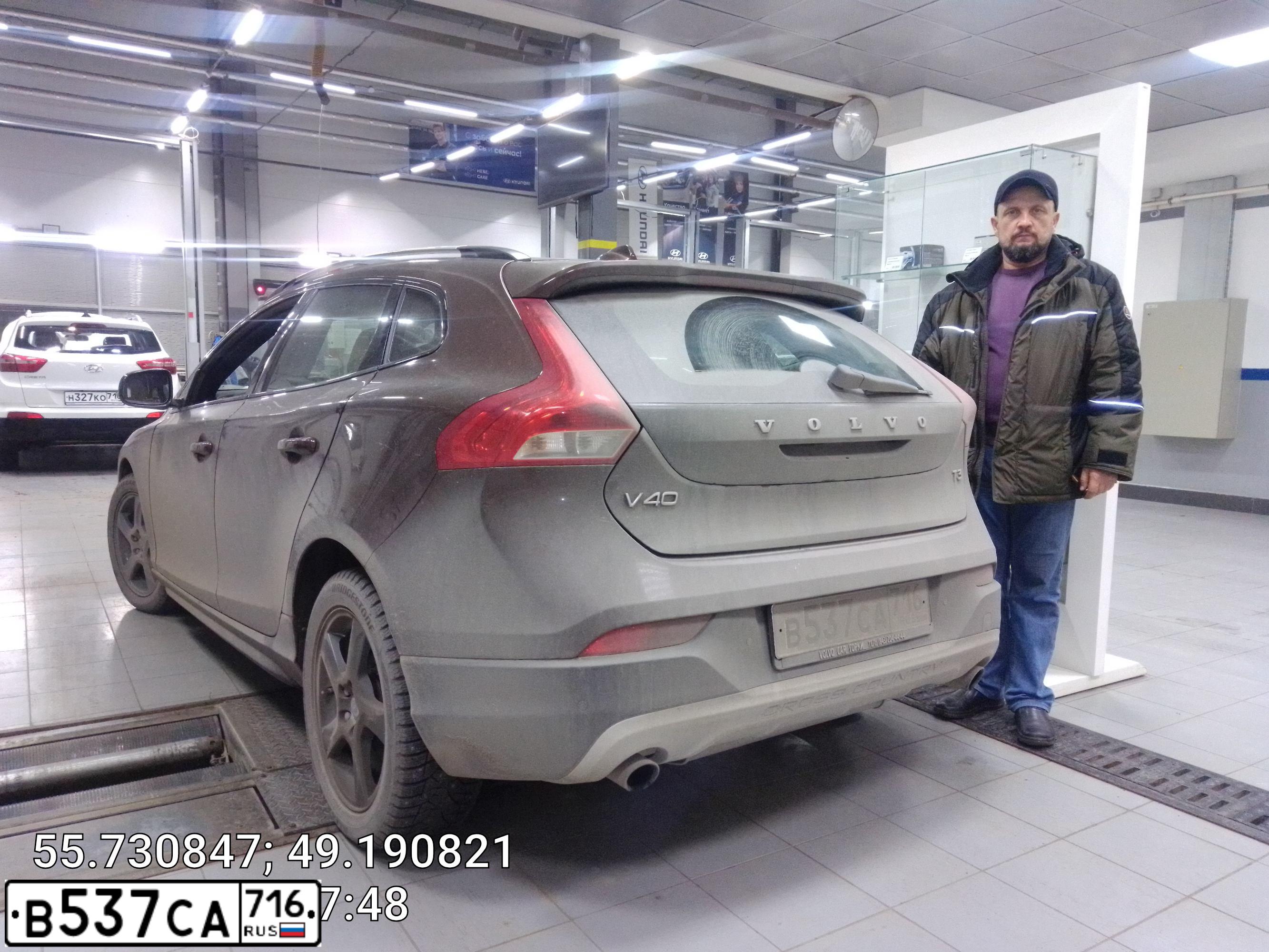 Фото автомобиля VOLVO V40, 2019 — госномер В537СА716. Цвет: БАГРОВЫЙ