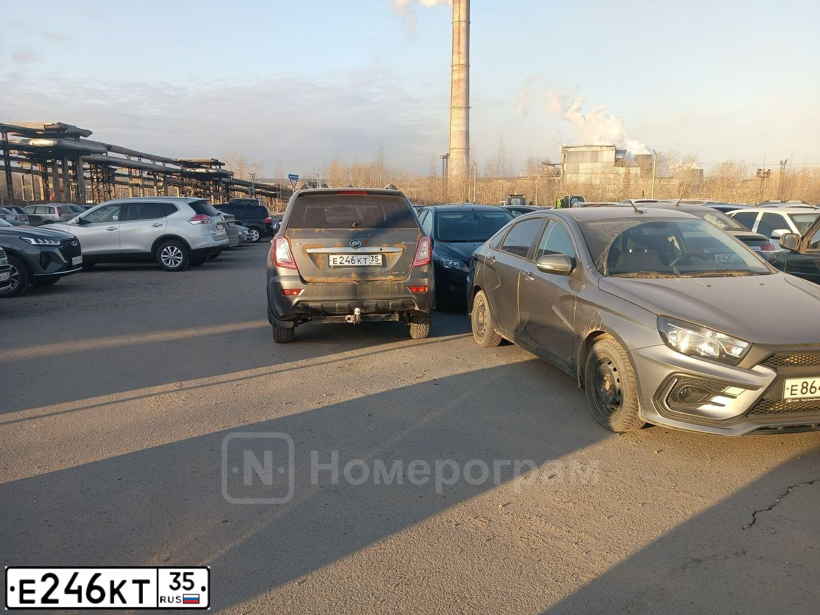 Фото автомобиля LIFAN X 60, 2013 — госномер Е246КТ35. Цвет: СТАЛЬНОЙ(СЕРЫЙ)