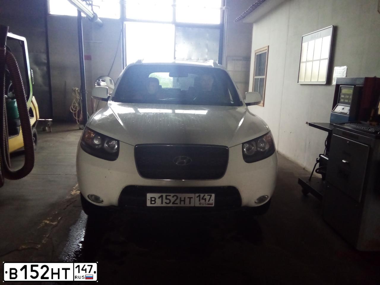 Фото автомобиля HYUNDAI SANTA FE, 2008 — госномер В152НТ147. Цвет: Белый