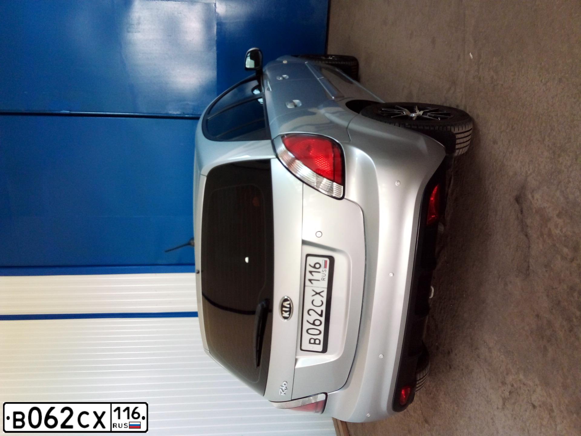Фото автомобиля KIA RIO, 2010 — госномер В062СХ116. Цвет: Серебристый