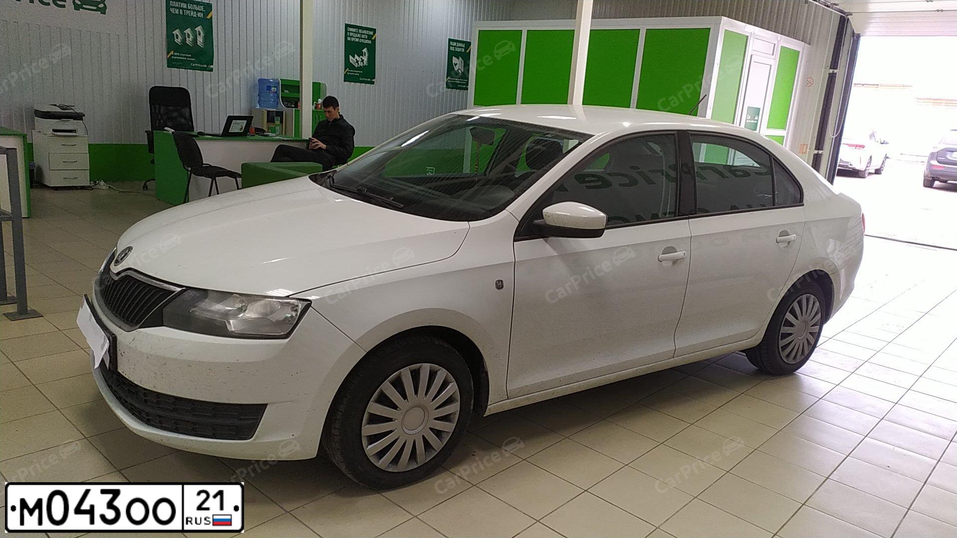 Фото автомобиля SKODA RAPID, 2016 — госномер М043ОО21. Цвет: Белый