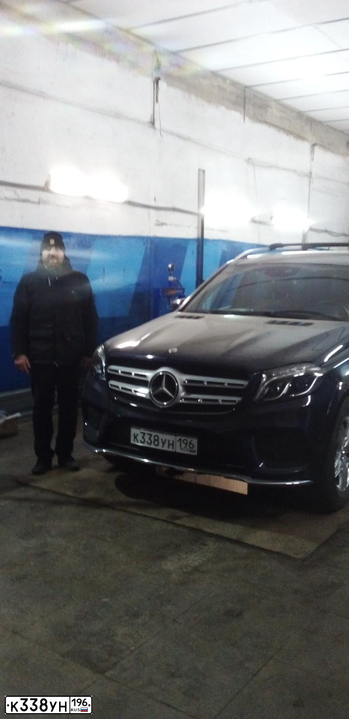 Фото автомобиля MERCEDES GL-KLASSE, 2018 — госномер К338УН196. Цвет: синий