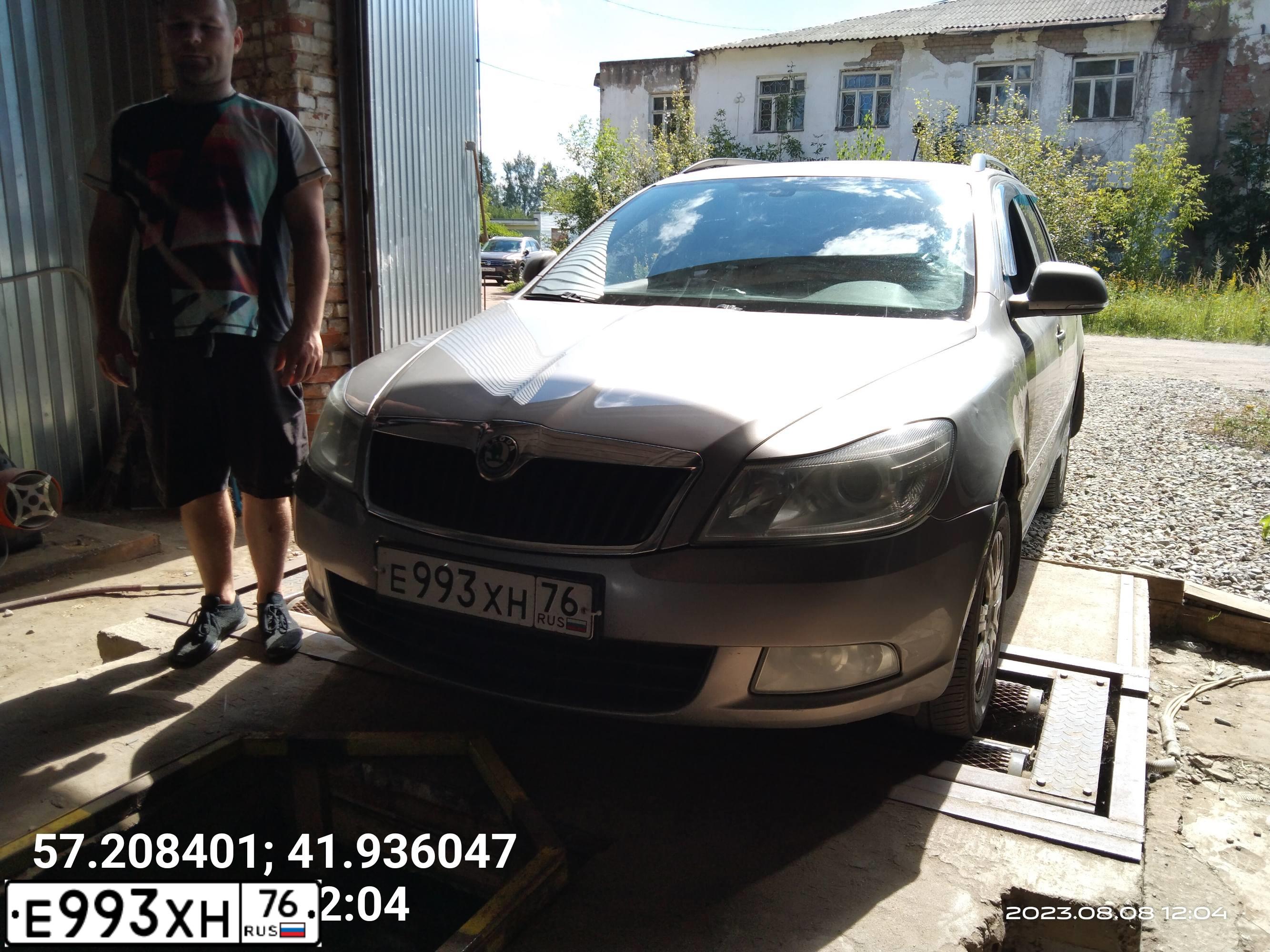 Фото автомобиля SKODA OCTAVIA, 2011 — госномер Х581МР37