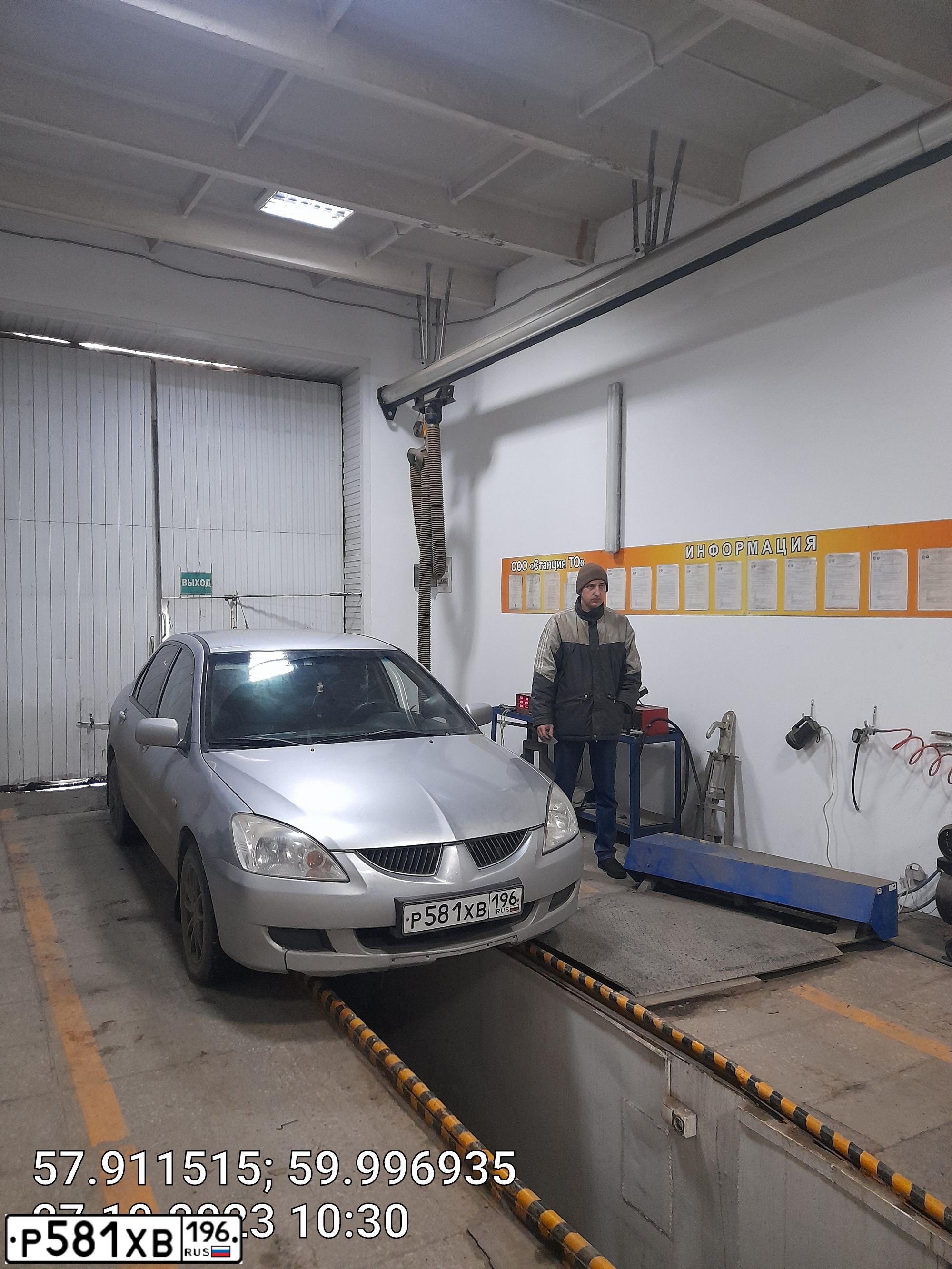 Фото автомобиля MITSUBISHI LANCER, 2004 — госномер Р581ХВ196. Цвет: Серебристый