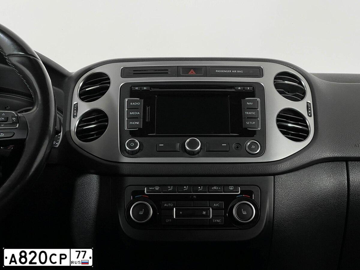 Фото автомобиля VOLKSWAGEN TIGUAN, 2013 — госномер А800МУ790. Цвет: Белый