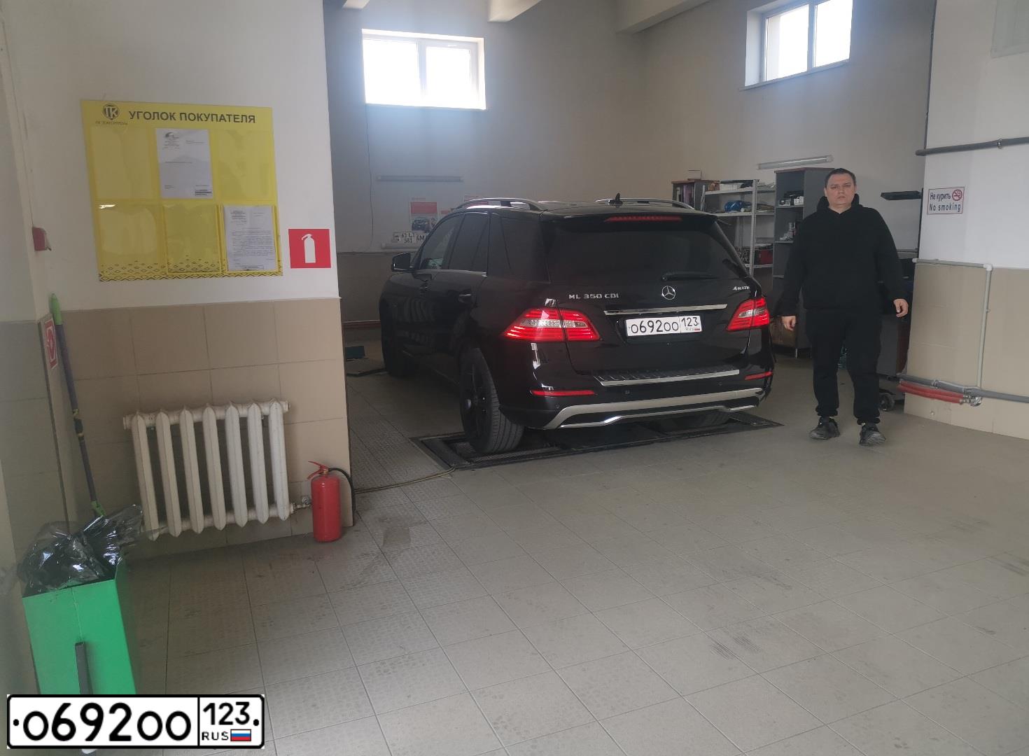 Фото автомобиля TOYOTA HIACE, 2003 — госномер Х437ММ55. Цвет: СВЕТЛО-ЗЕЛЕНЫЙ