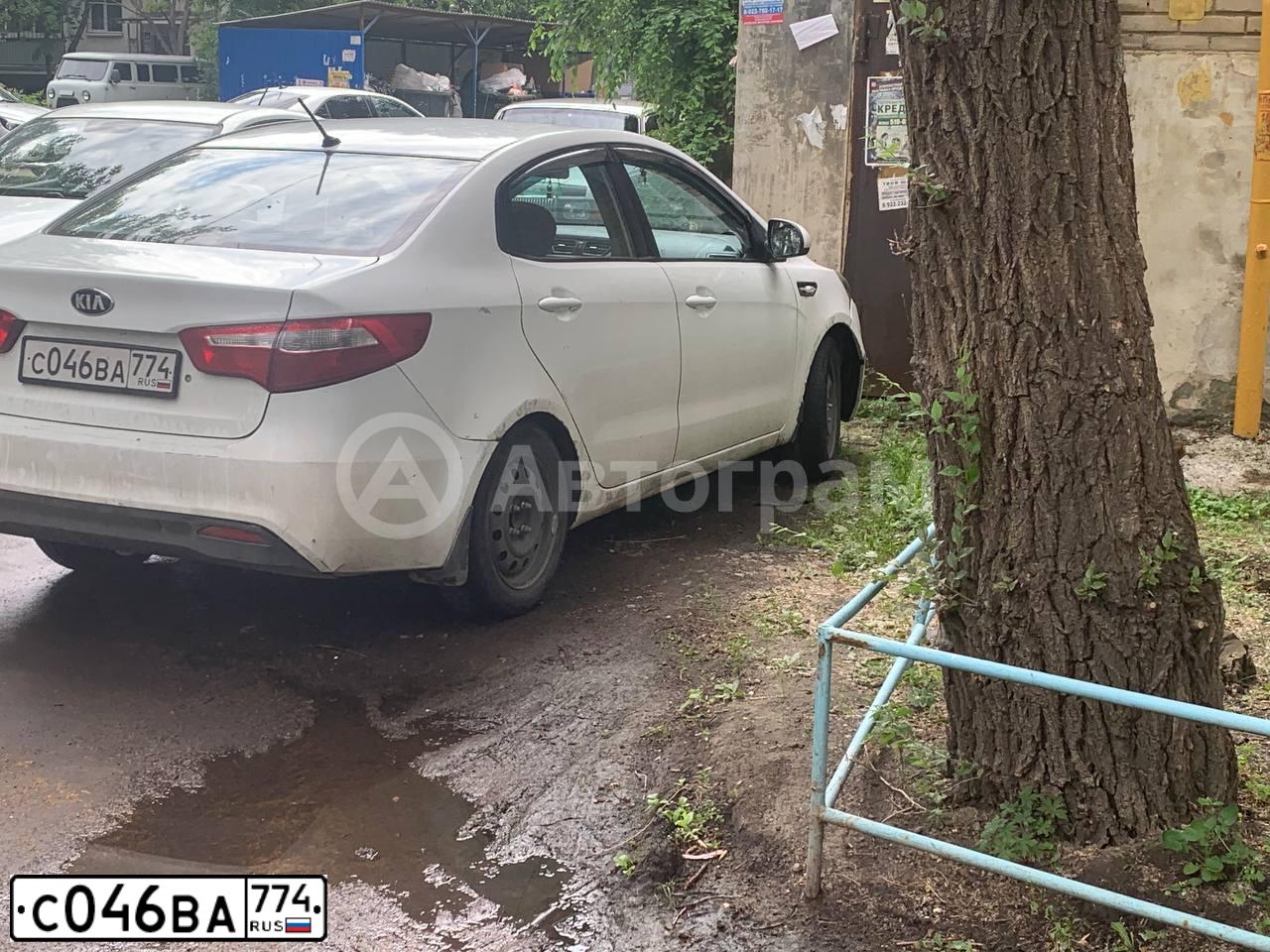 Фото автомобиля KIA RIO, 2014 — госномер С046ВА774. Цвет: Белый