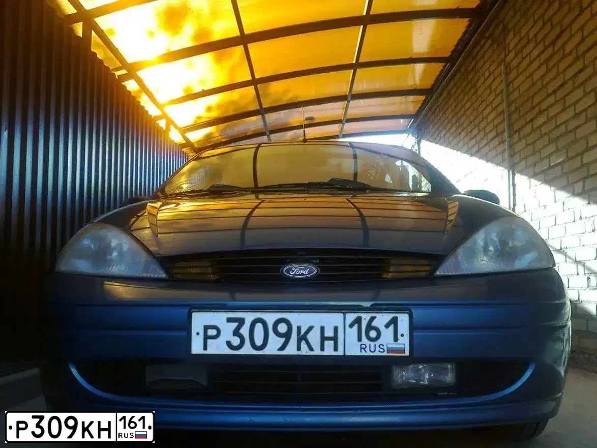 Фото автомобиля FORD FOCUS, 2000 — госномер М217АТ761. Цвет: голубой