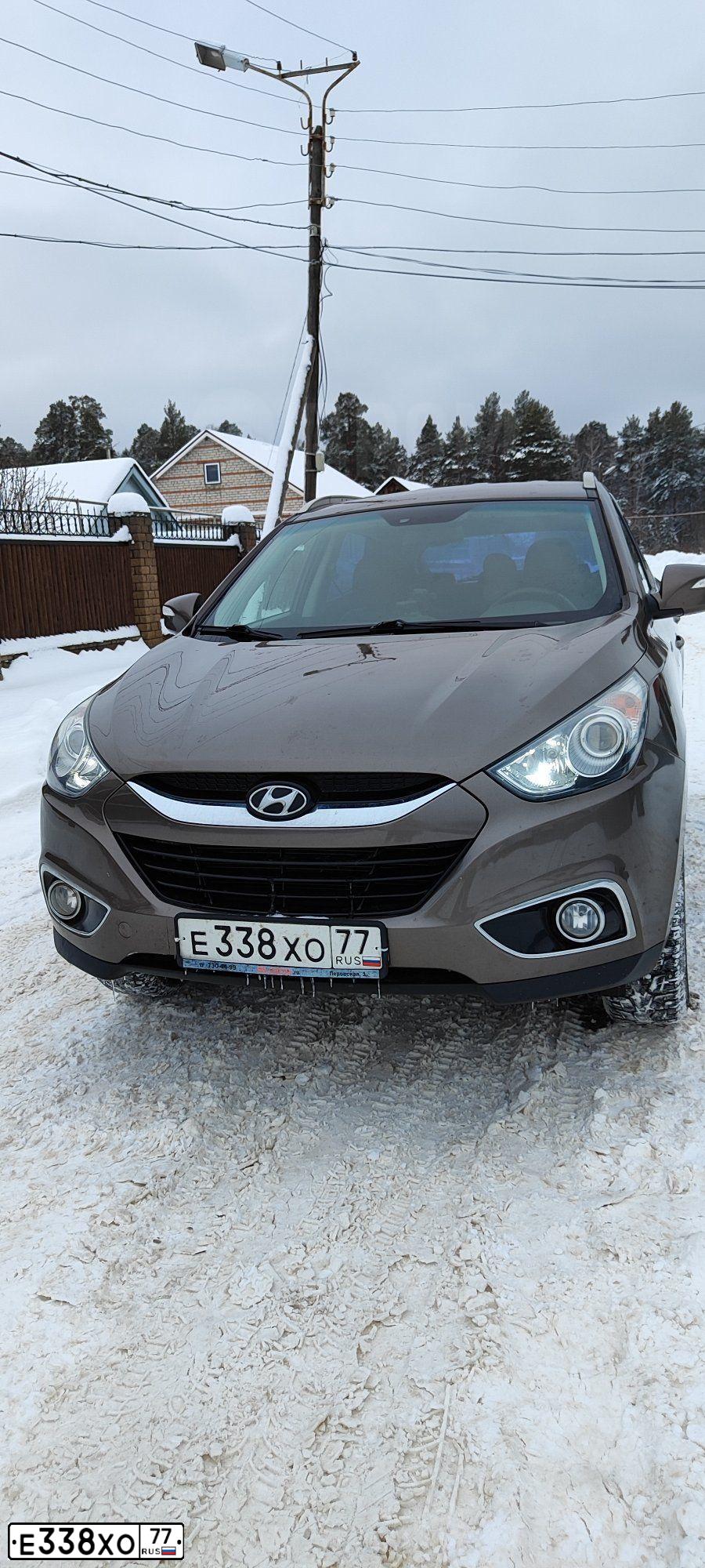 Фото автомобиля HYUNDAI IX35, 2013 — госномер Е338ХО77. Цвет: КОРИЧНЕВЫЙ