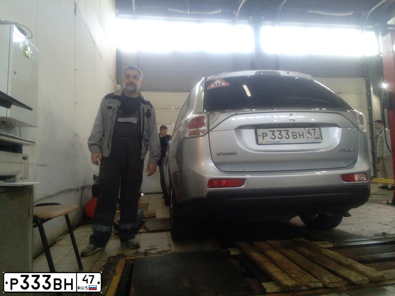 Фото автомобиля MITSUBISHI OUTLANDER, 2012 — госномер О020УЕ799. Цвет: ЧЕРНЫЙ