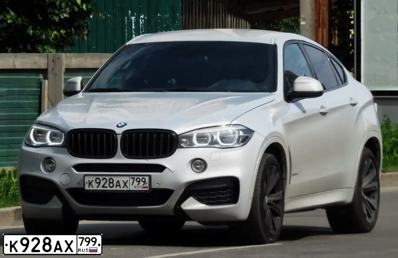 Фото автомобиля BMW X6, 2016 — госномер Х989СК124. Цвет: СЕРЕБРИСТЫЙ