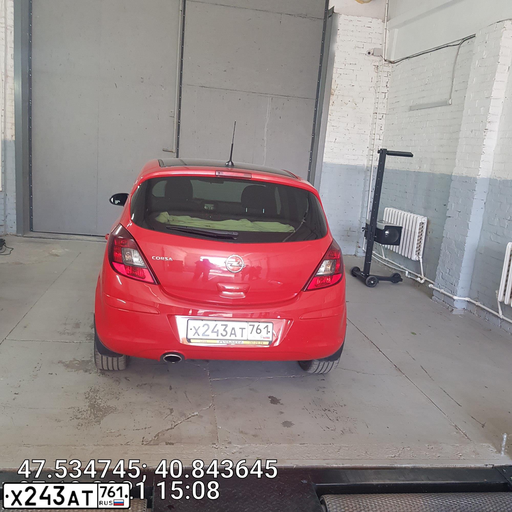 Фото автомобиля OPEL CORSA, 2011 — госномер Х243АТ761. Цвет: Красный