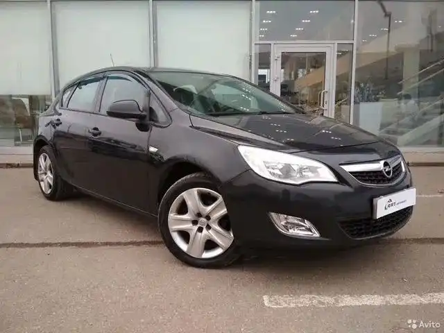 Фото автомобиля OPEL ASTRA, 2011 — госномер К055АС53. Цвет: ЧЕРНЫЙ