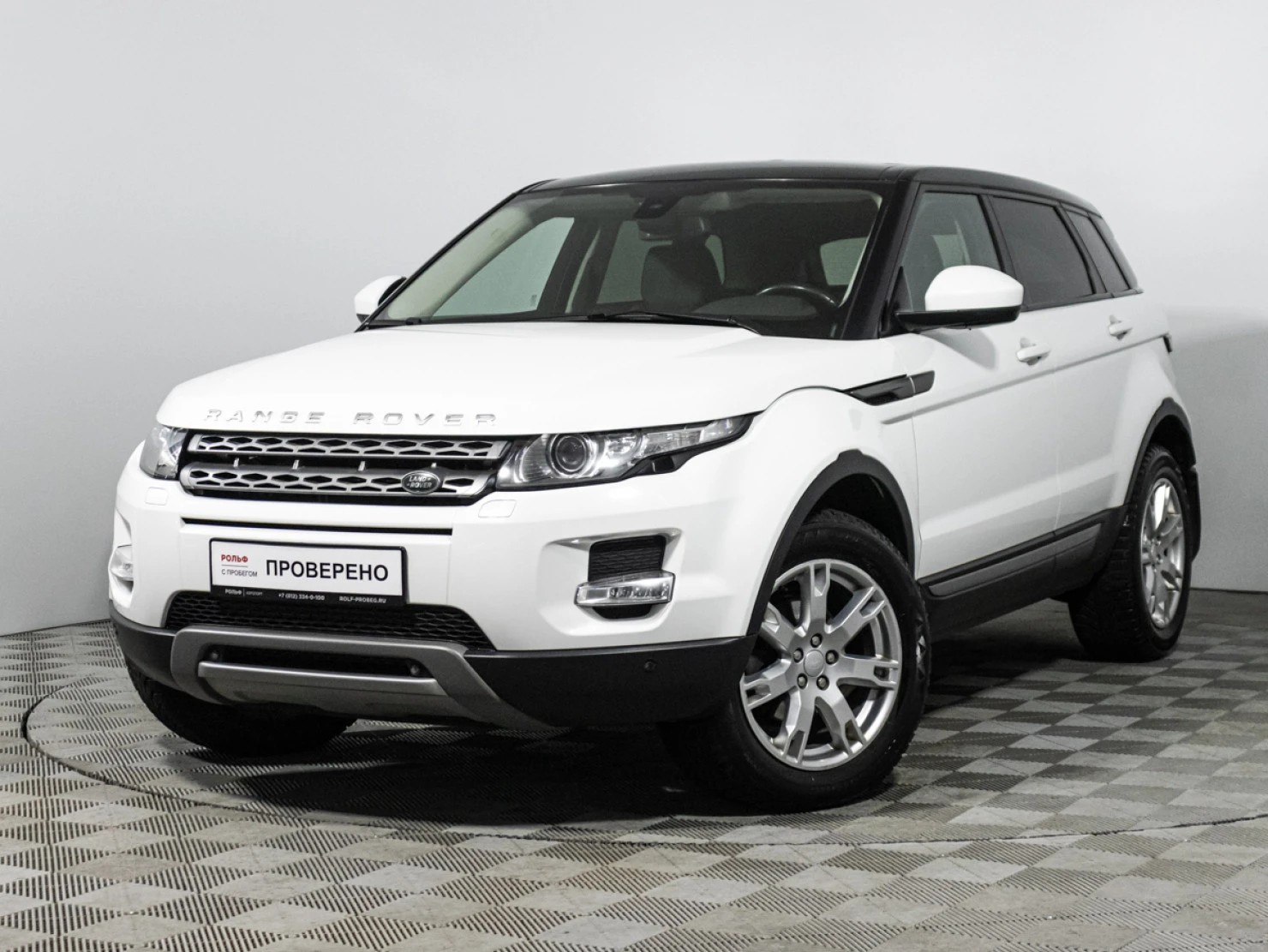 Фото автомобиля LANDROVER RANGE ROVER EVOQUE, 2015 — госномер Х963КВ178. Цвет: ЯРКО-БЕЛЫЙ