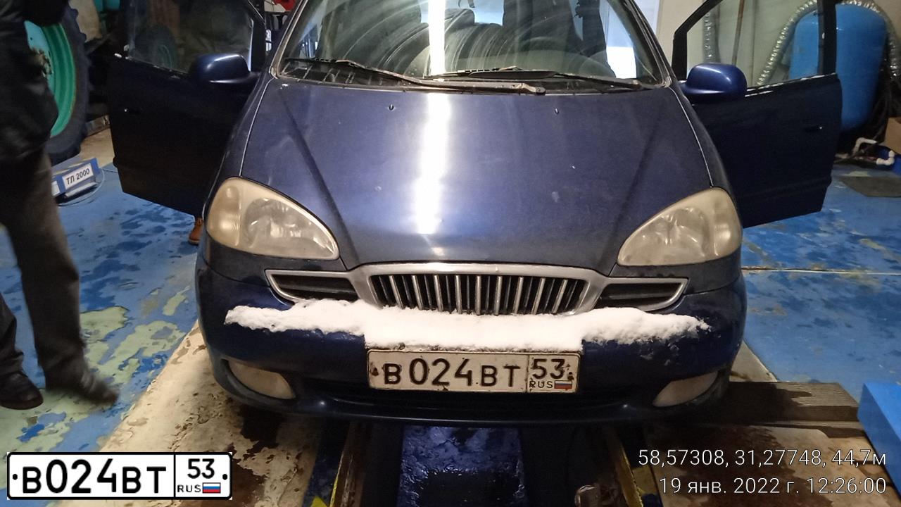 Фото автомобиля DAEWOO TACUMA, 2002 — госномер В024ВТ53. Цвет: синий