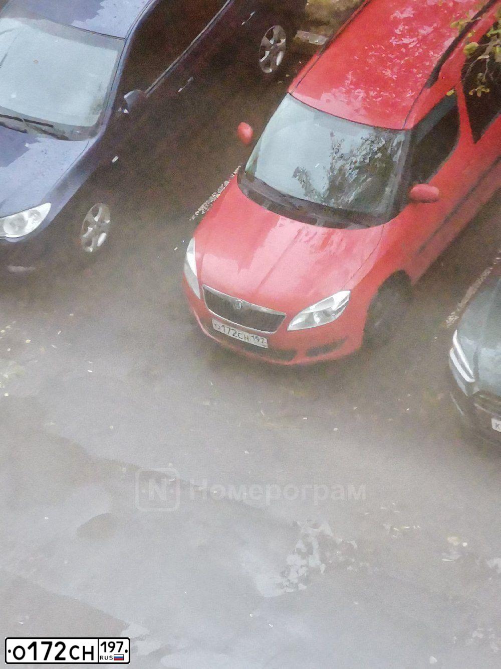 Фото автомобиля SKODA ROOMSTER, 2011 — госномер О172СН197. Цвет: КРАСНЫЙ