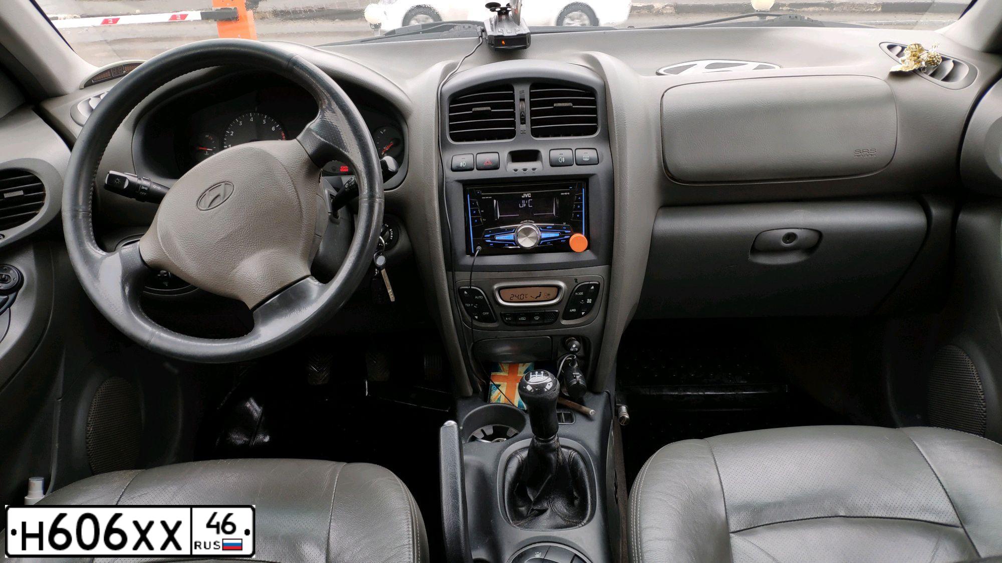 Фото автомобиля HYUNDAI SANTA FE, 2003 — госномер Н606ХХ46. Цвет: ЧЕРНЫЙ