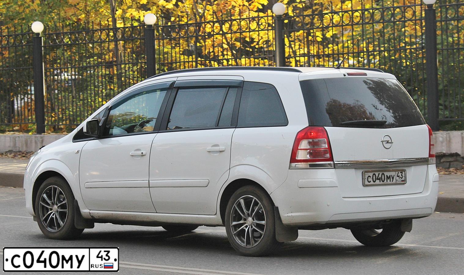 Фото автомобиля OPEL ZAFIRA, 2012 — госномер С040МУ43. Цвет: Белый