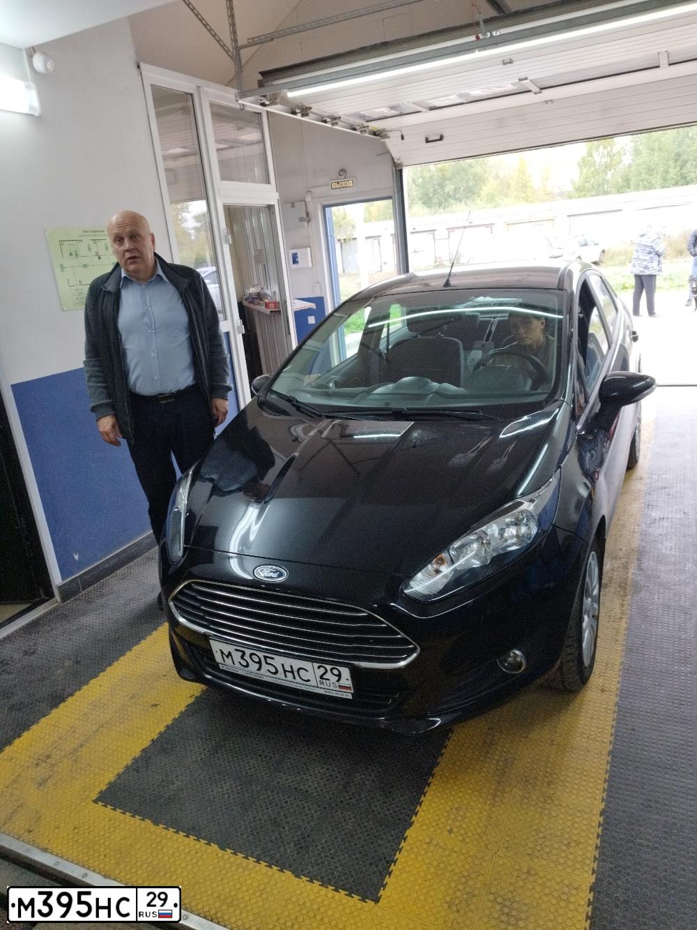 Фото автомобиля FORD FIESTA / ASPIRE, 2015 — госномер М395НС29. Цвет: ЧЕРНЫЙ