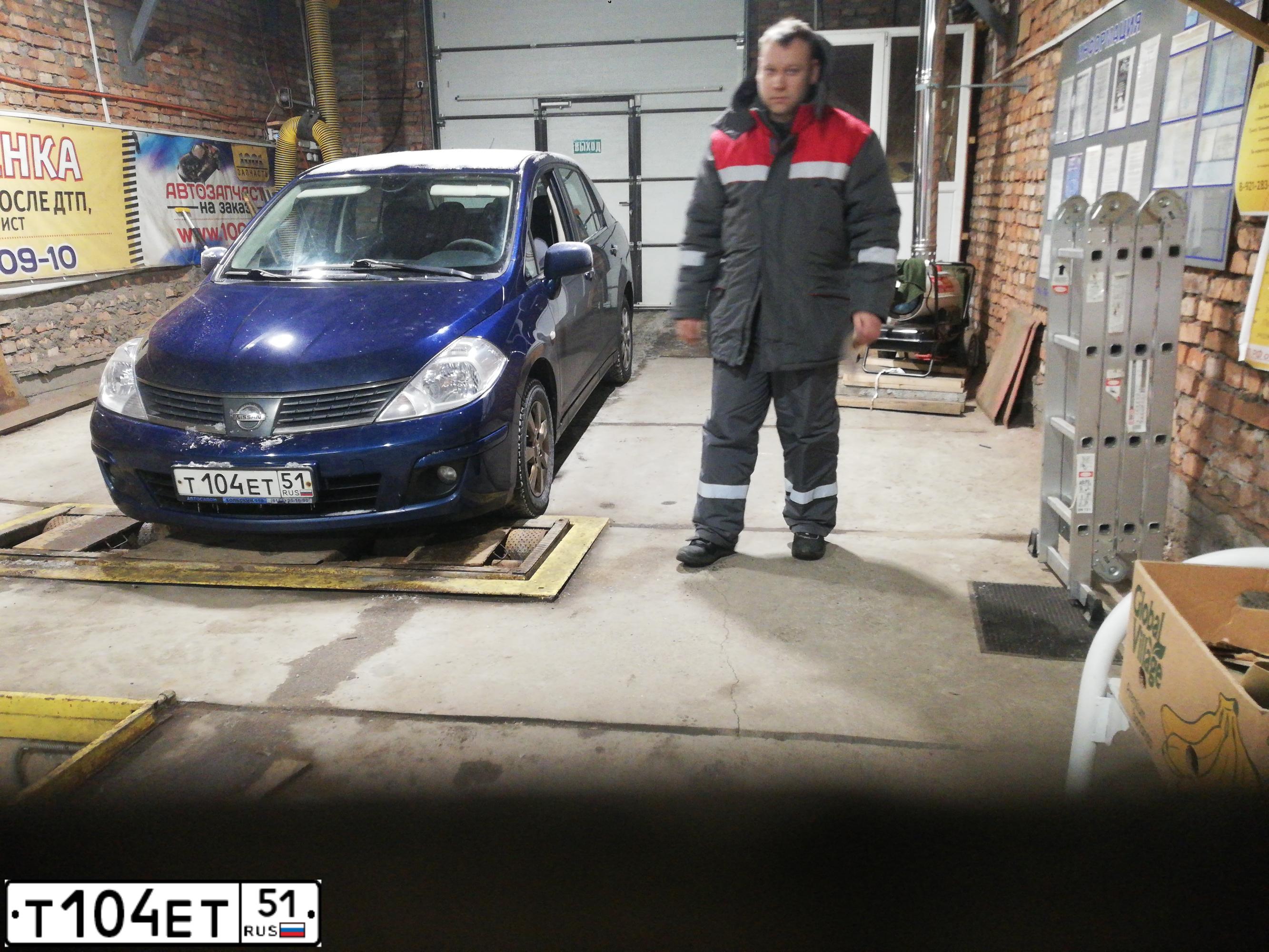 Фото автомобиля NISSAN TIIDA, 2007 — госномер Т104ЕТ51. Цвет: Темно-синий