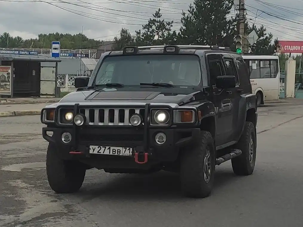 Фото автомобиля HUMMER H3, 2007 — госномер А800КК190. Цвет: ЧЕРНЫЙ