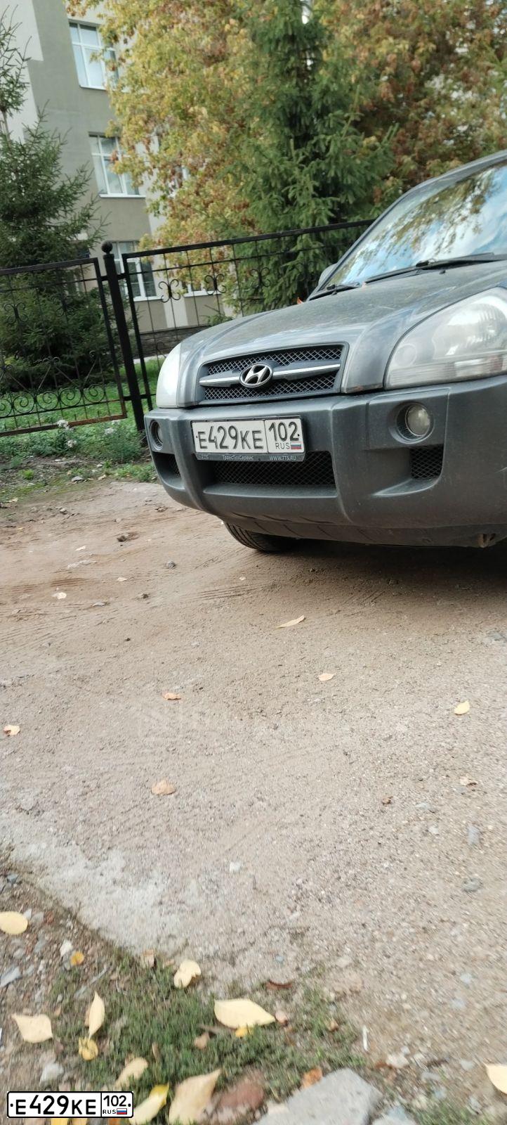 Фото автомобиля HYUNDAI TUCSON, 2007 — госномер Е429КЕ102. Цвет: ТЕМНО-СЕРЫЙ