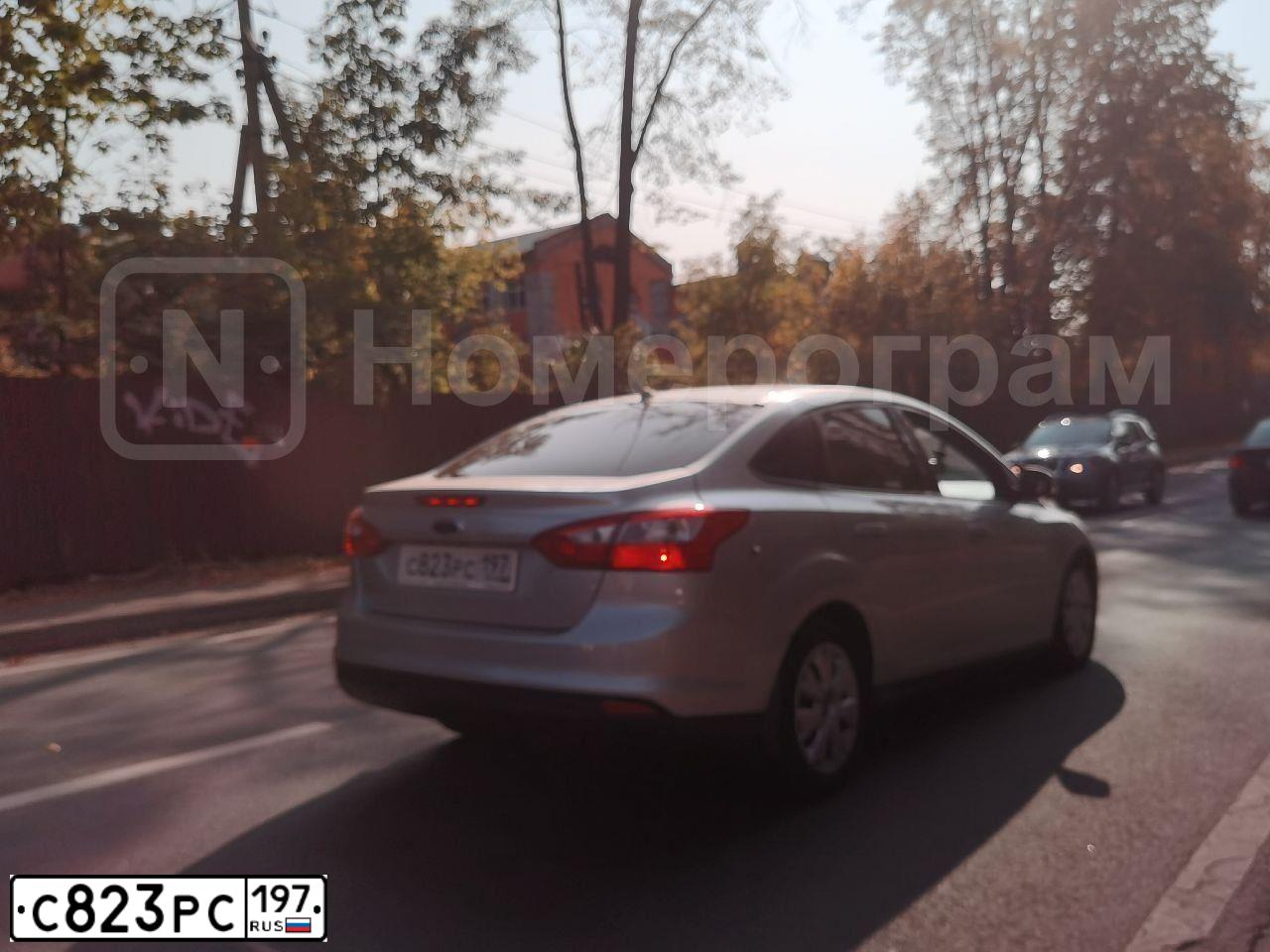 Фото автомобиля FORD FOCUS, 2011 — госномер С823РС197. Цвет: СЕРЫЙ