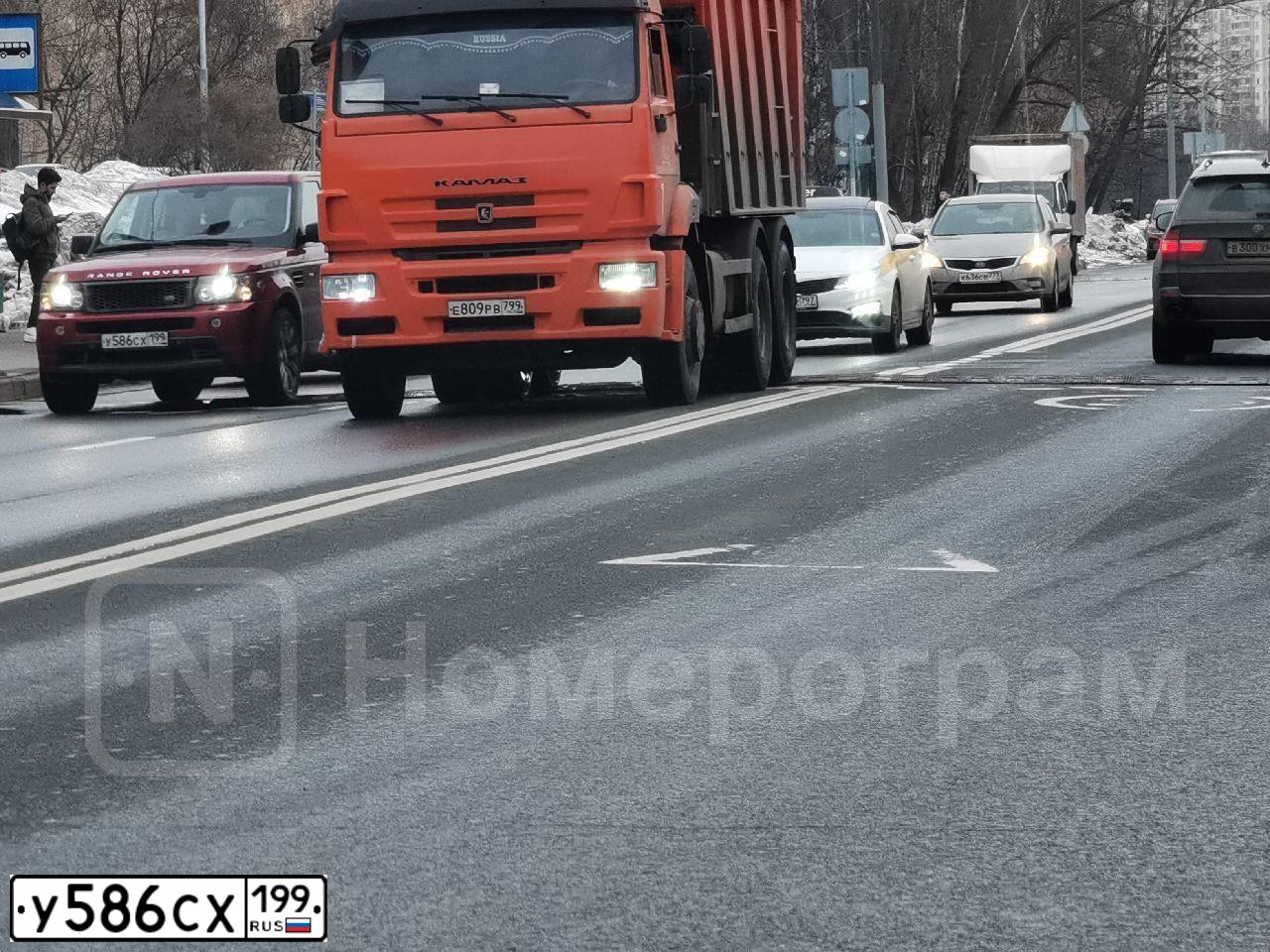 Фото автомобиля LANDROVER RANGE ROVER SPORT, 2009 — госномер У586СХ199. Цвет: КРАСНЫЙ