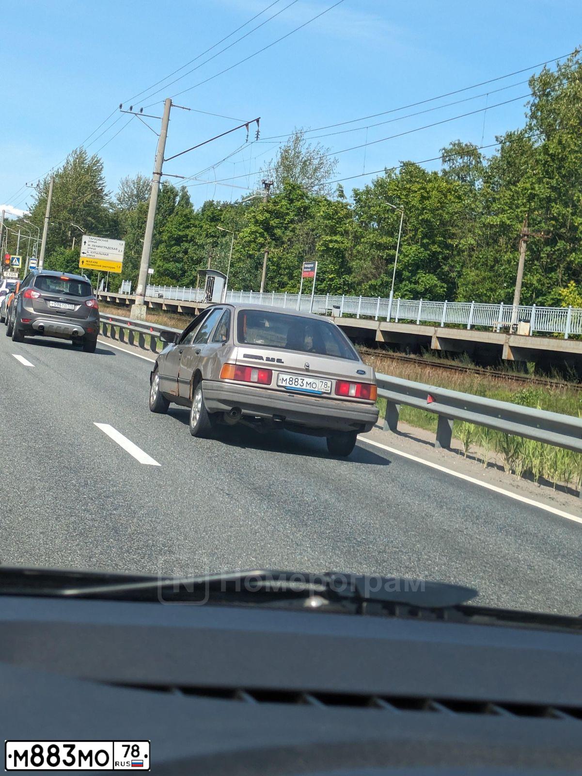 Фото автомобиля FORD SIERRA, 1988 — госномер М883МО78. Цвет: Коричневый