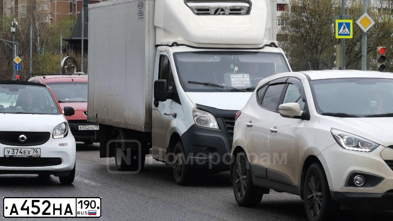 Фото автомобиля PEUGEOT PARTNER, 2009 — госномер А452НА190. Цвет: Красный