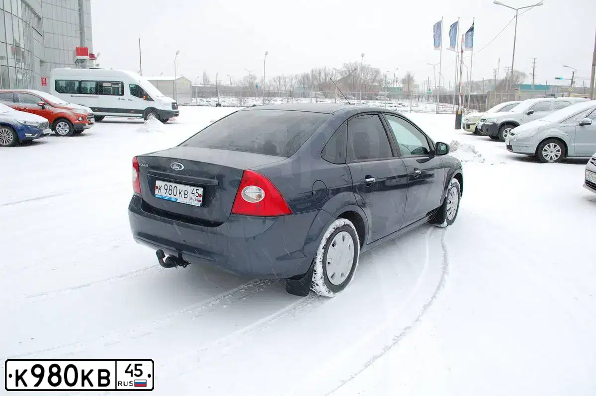 Фото автомобиля FORD FOCUS, 2011 — госномер К980КВ45. Цвет: ТЕМНО-СЕРЫЙ