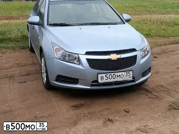 Фото автомобиля CHEVROLET CRUZE, 2011 — госномер С999АВ35. Цвет: СВЕТЛО-СЕРЫЙ МЕТАЛЛИК