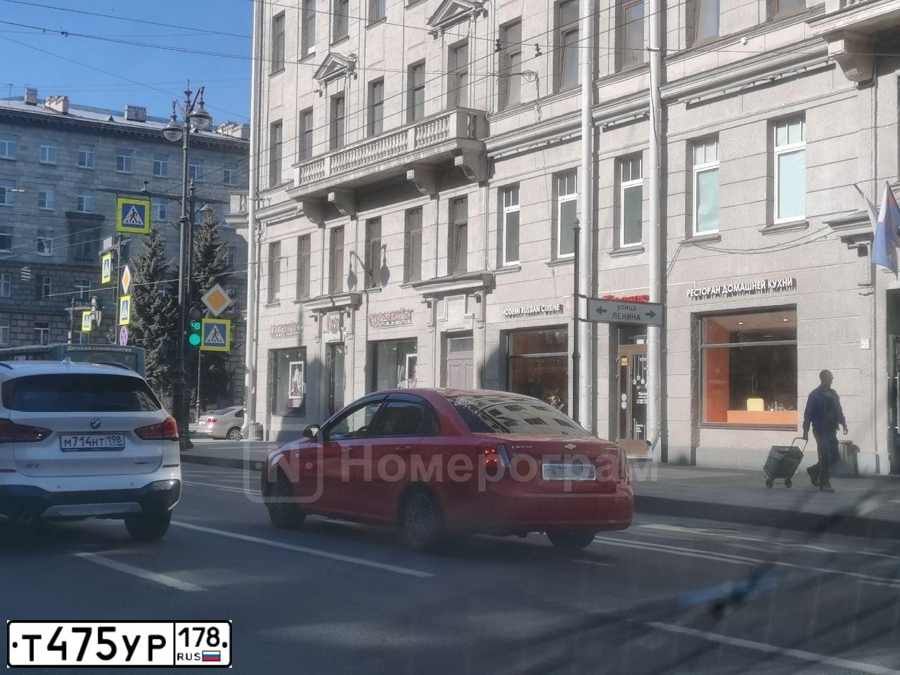 Фото автомобиля RENAULT DUSTER, 2015 — госномер Т475УР178. Цвет: ЗЕЛЕНЫЙ