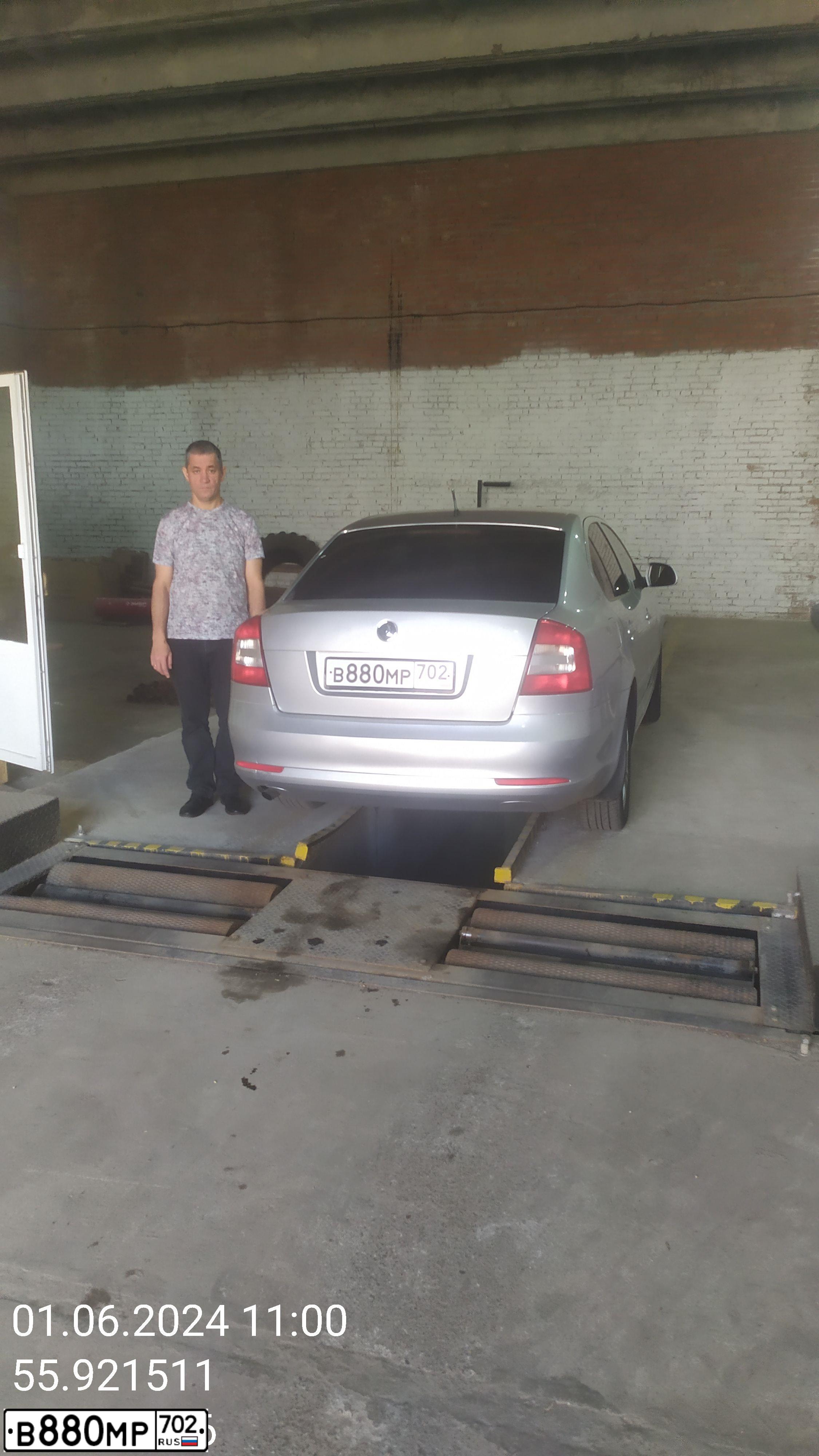 Фото автомобиля SKODA OCTAVIA, 2010 — госномер М901ХЕ102. Цвет: Серебристый